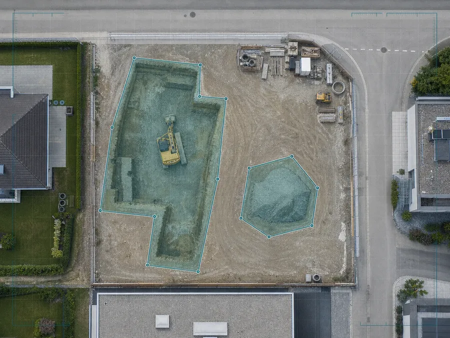 Orthofoto einer Baustelle mit dezenter Volumen-Markierung