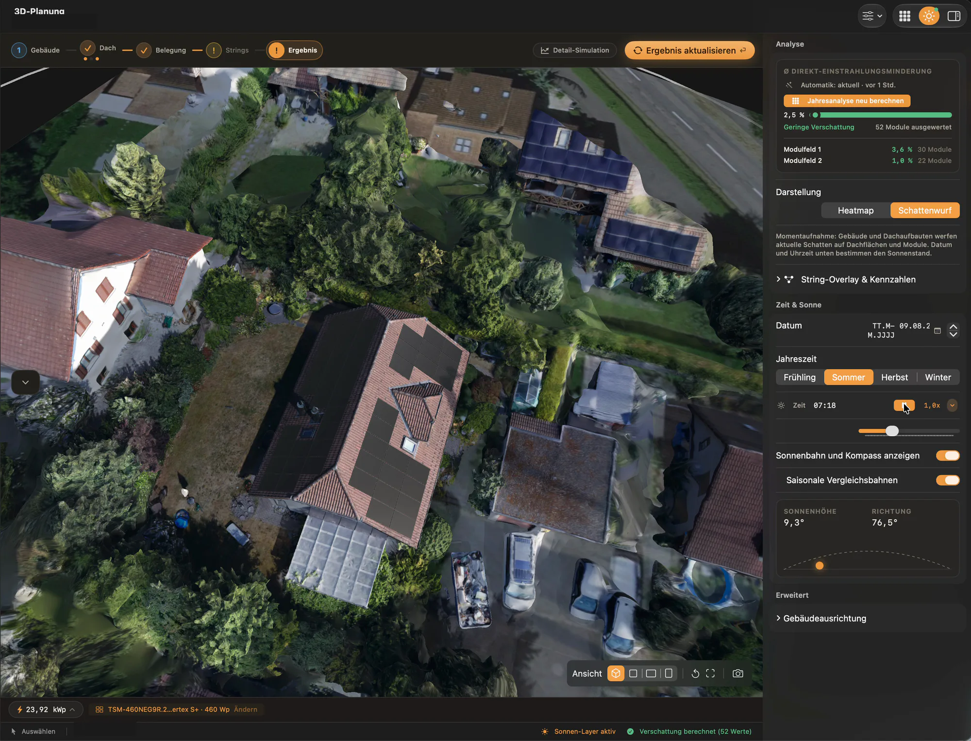 Draufsicht auf das belegte Satteldach im 3D-Planer, im Zeitraffer eines Augusttages: Am Morgen liegt eine Dachhälfte im Kernschatten des Firstes, mittags stehen beide Hälften in der Sonne, am Abend kehrt sich der Schatten um.